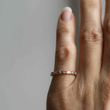 Amelias Minimalistiska Baguetteband med Champagnebriljanter - Topptäckt