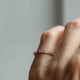 Amelias Minimalistiska Baguetteband med Champagnebriljanter - Topptäckt