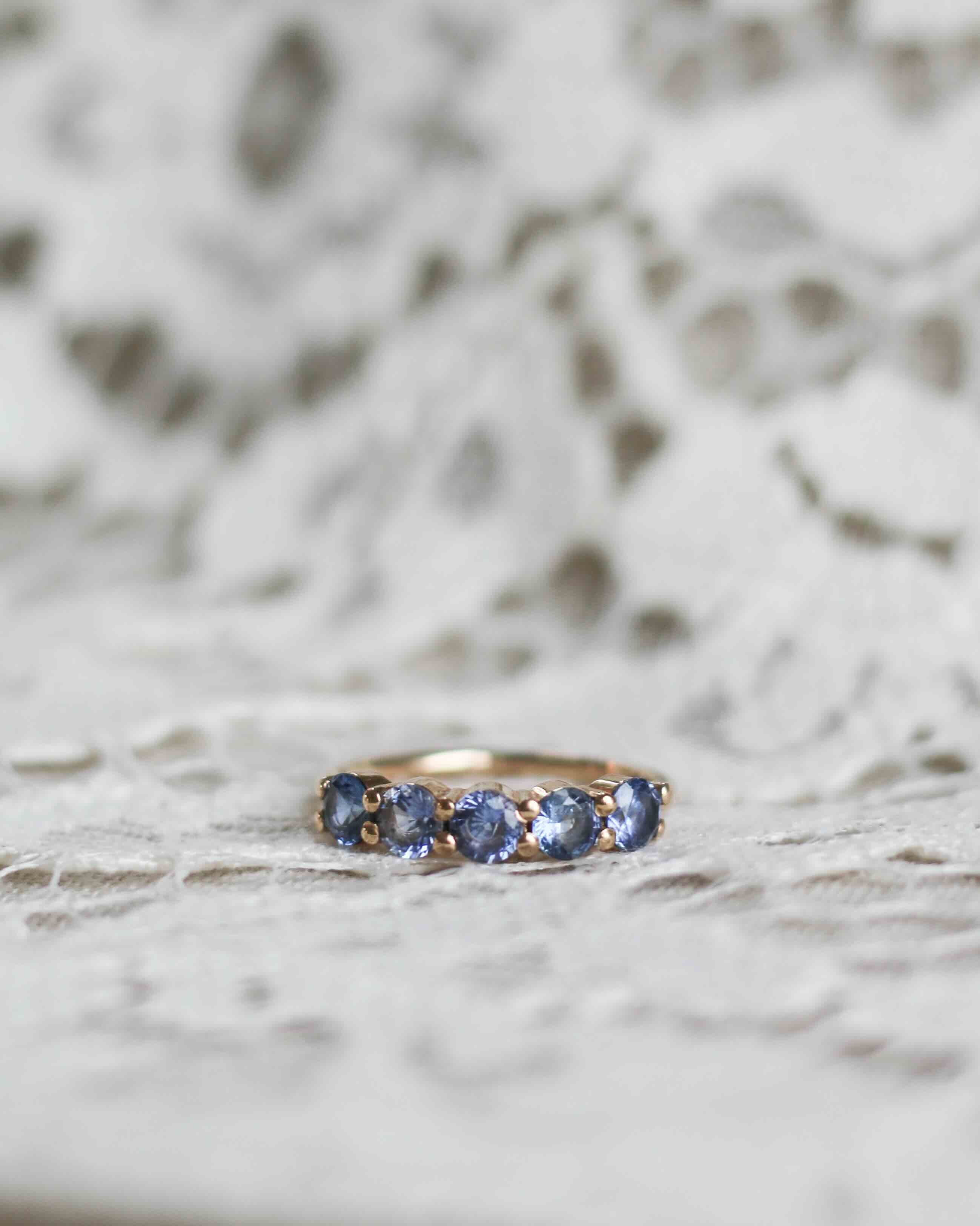 Sidostensringar med färgstenar