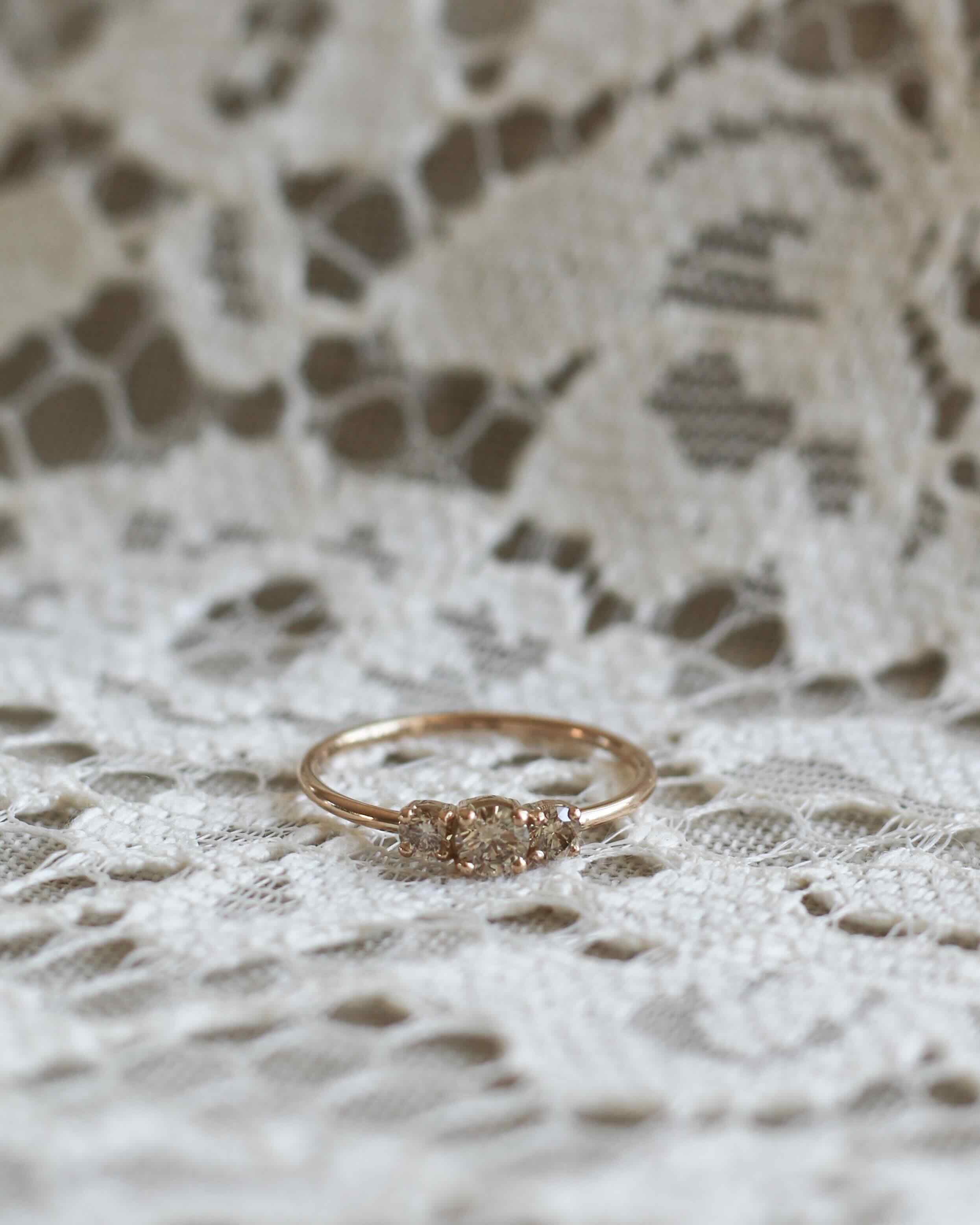 Sidostensringar med champagne- och chokladdiamanter