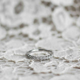 Astrid Top Covered Diamond Band i Vitguld