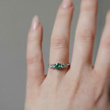 Elise Ring med Smaragd och Sidodiamanter (ca 1.0 CT)