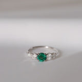 Elise Ring med Smaragd och Sidodiamanter (ca 1.0 CT)