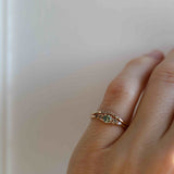 Unik! Mini Elise Ring (Lite Större) med Olivgrön Safir och Chokladdiamanter