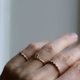 Skräddarsydd Bokstavsring med ditt val av ädelstenar (och gravyr inuti ringen)