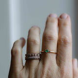 Start Bidding: Tiny Solitaire Ring med Smaragd (visningsex)