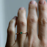 Start Bidding: Tiny Solitaire Ring med Smaragd (visningsex)