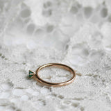 Start Bidding: Tiny Solitaire Ring med Smaragd (visningsex)