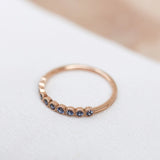 Astrid Top Covered Diamond Band med Duvblå Safirer