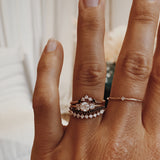 Five Diamond Triangle Ring med Svarta och Vita Diamanter