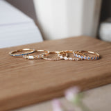 Astrid Top Covered Diamond Band med Duvblå Safirer