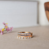 Astrid Top Covered Diamond Band med Duvblå Safirer